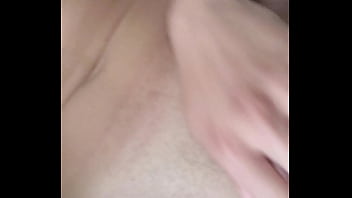 Batendo uma sozinho no sofá de casa