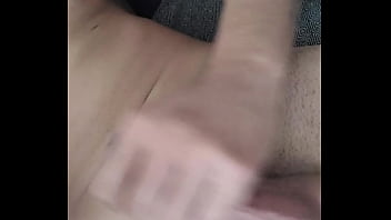 Batendo uma sozinho no sofá de casa