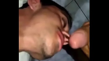 Sigam ativo bareback ele é lindo gostoso e deixa muito leite lá no fundo