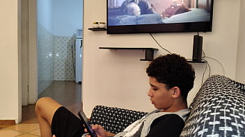 Meio irmão flagou meio irmã brincando com óculos de realidade virtual soquei meu pênis na boca dessa ninfomaníaca