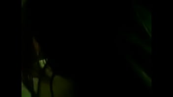 Chica en su habitación mostrando su habilidades linguiticas