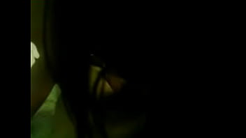 Chica en su habitación mostrando su habilidades linguiticas