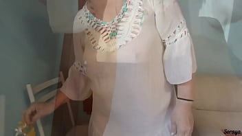 Madrasta arrumando a casa de vestido transparente sem calcinha