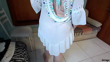 Madrasta arrumando a casa de vestido transparente sem calcinha