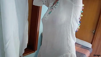 Madrasta arrumando a casa de vestido transparente sem calcinha Madrasta arrumando a casa de vestido transparente sem calcinha