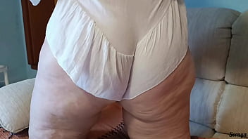 Madrasta Arrumando A Casa De Vestido Transparente Sem Calcinha thumbnail