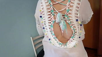 Madrasta arrumando a casa de vestido transparente sem calcinha