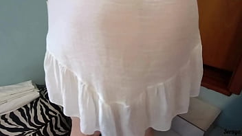 Madrasta arrumando a casa de vestido transparente sem calcinha