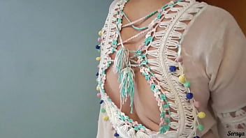 Madrasta arrumando a casa de vestido transparente sem calcinha