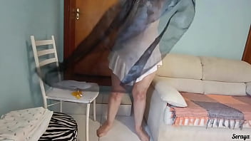 Madrasta arrumando a casa de vestido transparente sem calcinha