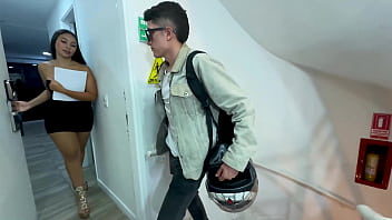 Cachondas colombianas de enorme culo daniela andrea y salome gil cabalgan la enorme polla de un chico nerd