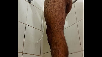 Dotado tomando banho e aproveitando pra bater uma