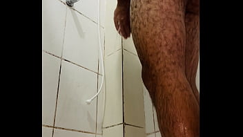 Dotado tomando banho e aproveitando pra bater uma