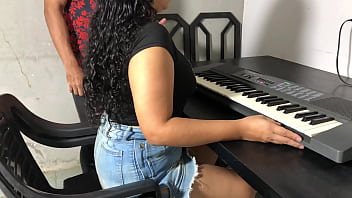 Jovencita le dificulta aprender musica pero es muy buena dando cariño