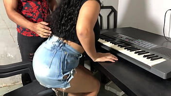 Cogiendo a una de mis estudiantes de musica mientras el novio la espera afuera