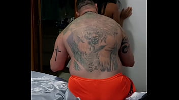 O corno leva a bruna para dar para um fã ela deu gostoso e gozou de verdade de agora em diante ela vai sair com um fã pelo menos uma vez por mês você pode ser o próximo