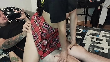 Hermosa jovencita cabalga sobre mi verga y me le vengo dentro