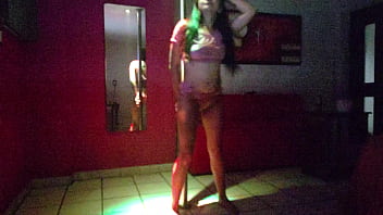 Braely yuns en el tubo