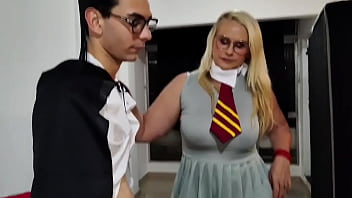 Madrasta é fudida pelo entiado antes da festa de formatura veja no fechado do xrd ou assina o fechado do sheer