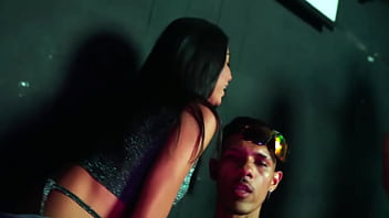 Mc pretinho ela senta no pau