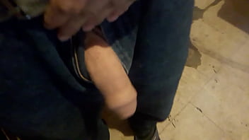 Afuera Del Pantalón Hay Un Pene thumbnail