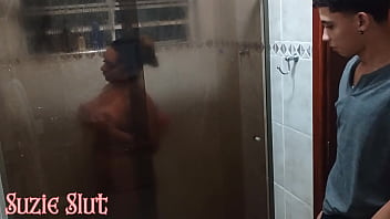 Madastra flagrou seu enteado a observando e ela acabou dando cuzinho para ele no banheiro