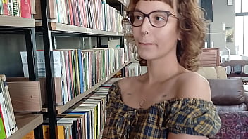 Chamei a mina da biblioteca para ler livro em casa e comi a safada no pelo