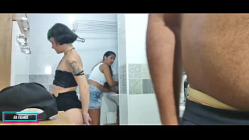 Vizinha safadinha foi em casa pedir açucar e levou vara na frente da mnha mulher