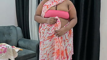 Desi aunty showing tits