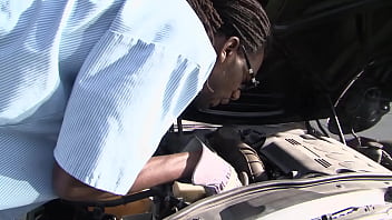 He helped her with her car and got some white pussy