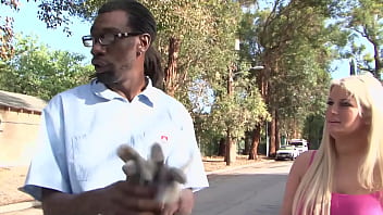 He helped her with her car and got some white pussy