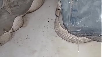 Pantalones orinados con pañal de tela en mañana lluviosa y dos orgasmos