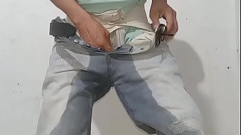 Pantalones orinados con pañal de tela en mañana lluviosa y dos orgasmos