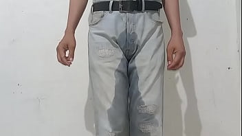 Pantalones orinados con pañal de tela en mañana lluviosa y dos orgasmos