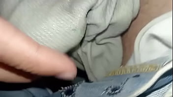 Pantalones orinados con pañal de tela en mañana lluviosa y dos orgasmos