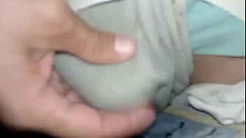 Pantalones orinados con pañal de tela en mañana lluviosa y dos orgasmos