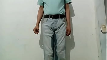 Pantalones orinados con pañal de tela en mañana lluviosa y dos orgasmos