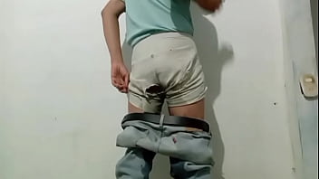 Pantalones orinados con pañal de tela en mañana lluviosa y dos orgasmos