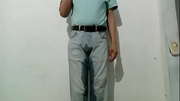 Pantalones orinados con pañal de tela en mañana lluviosa y dos orgasmos