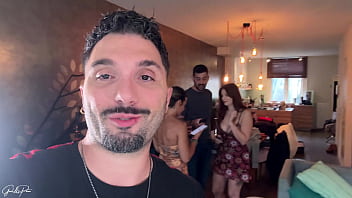 Je goûte à la chatte et à la forte poitrine de la délicieuse erin moore