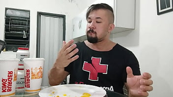 Comendo o maior burger king do x videos