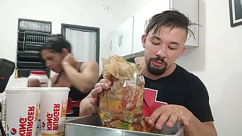 Comendo o maior burger king do x videos
