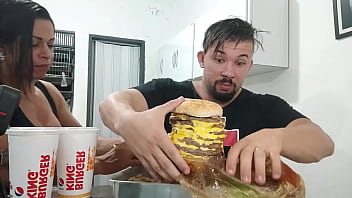 Comendo o maior burger king do x videos