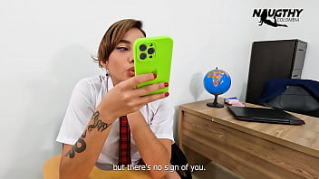 Schoolwomen masturbates in classroom