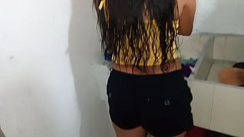 Cuñado me convence y me arrodilla para chuparle la polla me mete a su habitacion y me folla muy duro sin compasion con su enorme polla me abrió toda la vagina