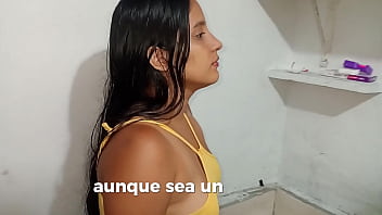 Cuñado me convence y me arrodilla para chuparle la polla me mete a su habitacion y me folla muy duro sin compasion con su enorme polla me abrió toda la vagina