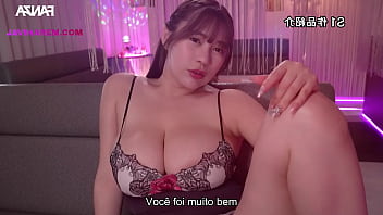 Gostosa peituda acaba dando a buceta pra novinho dotado legendado