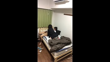 仕事中にも関わらず濃厚フェラの誘惑！彼氏は思わず我慢できずに…。