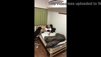 仕事中にも関わらず濃厚フェラの誘惑！彼氏は思わず我慢できずに…。