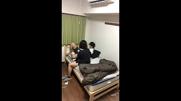 仕事中にも関わらず濃厚フェラの誘惑！彼氏は思わず我慢できずに…。